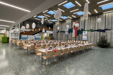 Festliche geschm&uuml;ckte Aula