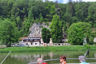 Bild zeigt ein Kloster an der Felswand