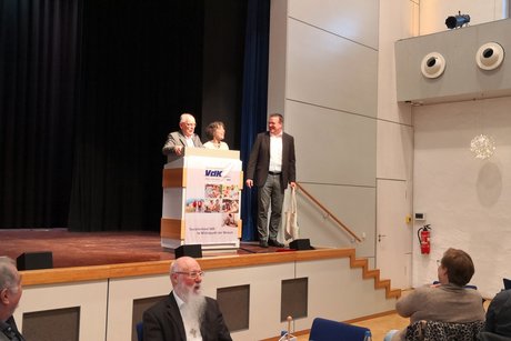 Winter-/Adventsfeier 2025 - Hubert Kusche dankt B&uuml;rgermeister Patrick Rickenbrot f&uuml;r die Gru&szlig;worte der Stadt Mosbach