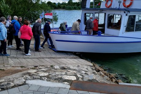 &Auml;ltere Menschen steigen in das angelegte Schiff ein.