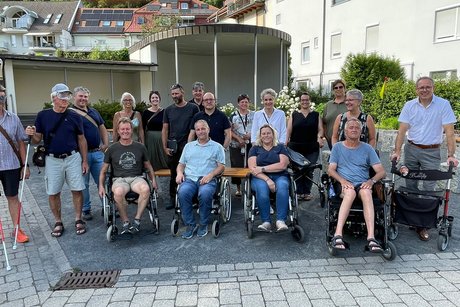 Bürgermeister, Stadträt*innen, Ortsvorsteher*innen, Werkhof, Kreisbehindertenbeauftragte etc. mit Rollstühlen, Rollatoren, Blinden-/Langstöcken.