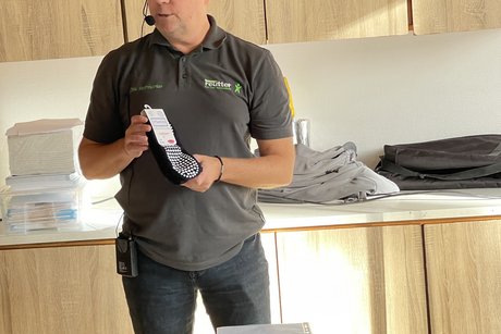 Herr Hoffrichter(Sanit&auml;tshaus Reutter) erkl&auml;rt die Vorteile der Hilfsmittel
