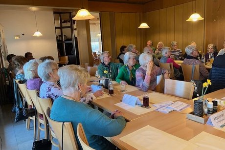 Teilnehmerrunde an mehreren Tischen