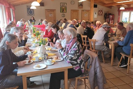 Menschen beim Kaffeetrinken