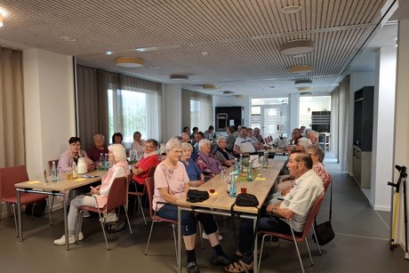 aufmerksame Mitglieder und Gäste im Angelika-Wössner-Saal