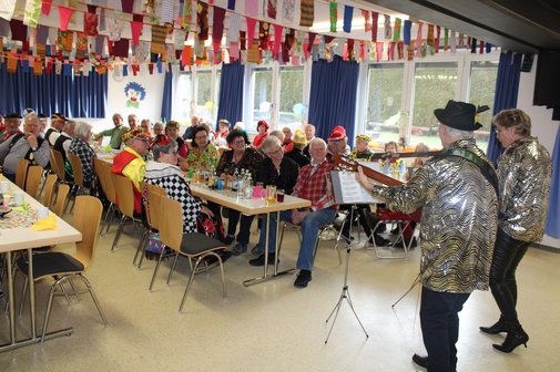 Mitglieder des VdK Ortsverbandes Zizenhausen am n&auml;rrischen Kaffeenachmittag 2023 im Dorfgemeinschaftshaus in Mahlsp&uuml;ren im Hegau.