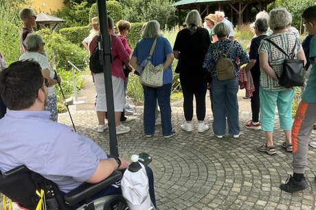F&uuml;hrung durch den Kr&auml;utergarten