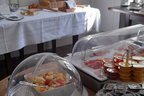 Bild zeigt eine Frühstückstafel