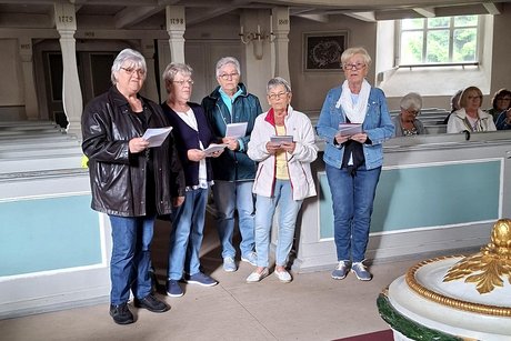 Unsere klein Chorgruppe sang ein Lied in der Bergkirche Seifen