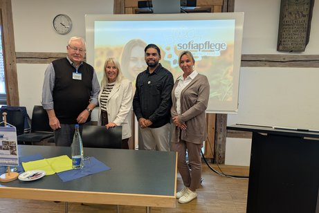 Von links nach rechts: Unser Vorsitzender Herr Ladislaus Vadja, von der Sofiapflege Frau Ursel Bendl, Herr Munawar Khan (Vortragende) und Frau Jasmine Dinies