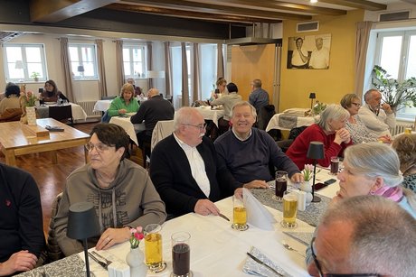 Gedankenaustausch im Rössle Leute unterhalten sich angeregt