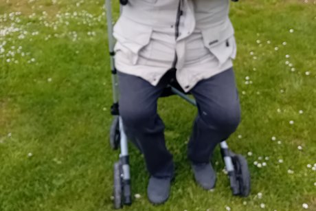 Bild zeigt den Vorstand auf dem Rollator sitzend