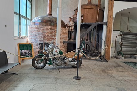 Bild zeigt einen alten Sud Offen im Vordergrund ein altes Motorrad