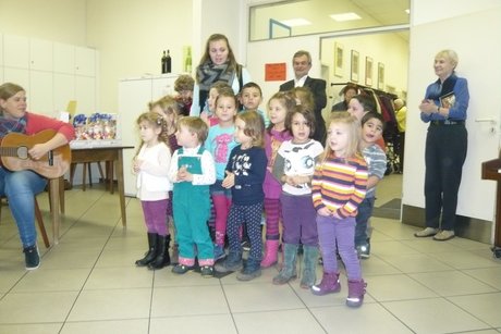 Weihnachtslieder zum Mitsingen dargeboten