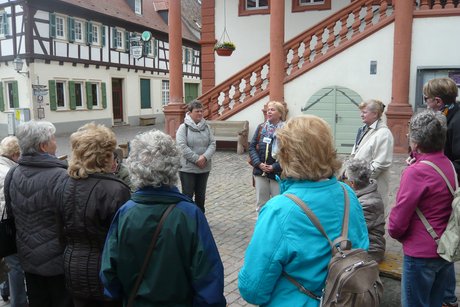Vor der Rathaus-Treppe