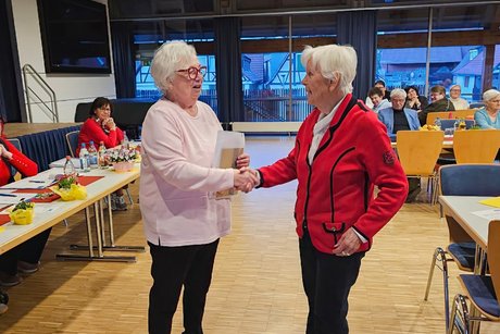 Hauptversammlung VdK OV Echterdingen 2026 Zwei Damen beim Händeschütteln