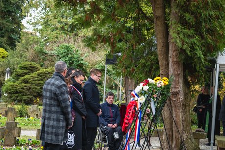 Redner und Teilnehmende der Veranstaltung Mahnung zum Frieden