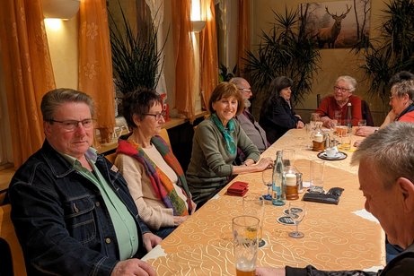 Menschen beim Stammtisch im Restaurant "Hirsch"