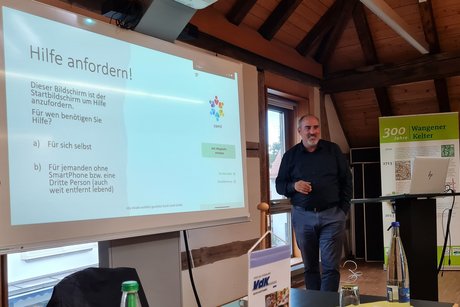 Herr Buschbacher stellt die Comii App vor