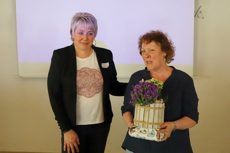Apothekerin Michaela Hross mit Sonja Bäurle