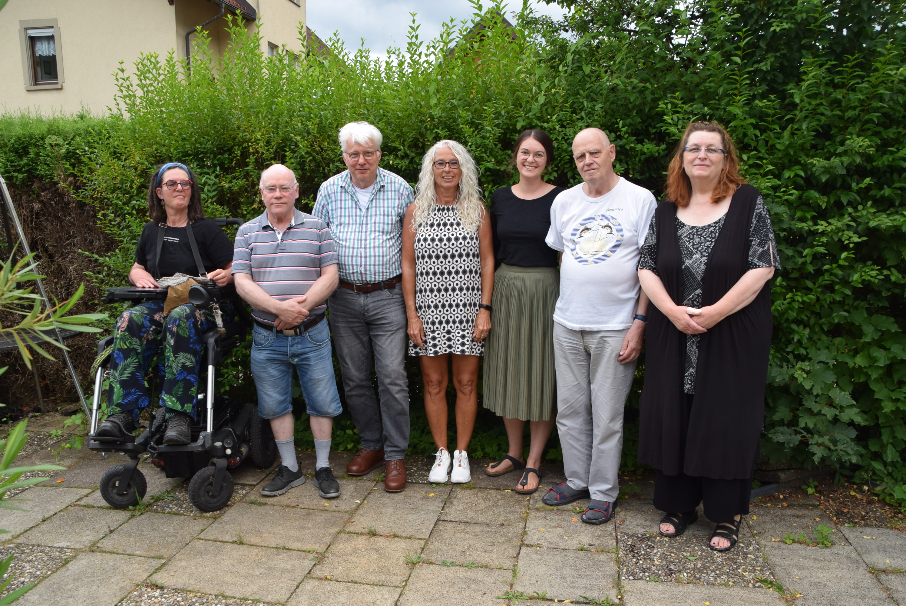 Das Foto zeigt von links: Schriftführerin Karin Maier (sitzend im Rollstuhl), stehend Kassierer Kosmas Kammermeier, Beisitzer Joachim Dix, Beisitzerin Angela Gutmann, die Ortsverbandsvorsitzende Verena Diemer, der stellvertretende Vorsitzende Friedrich Busse sowie Frauenvertreterin Marion Beißert