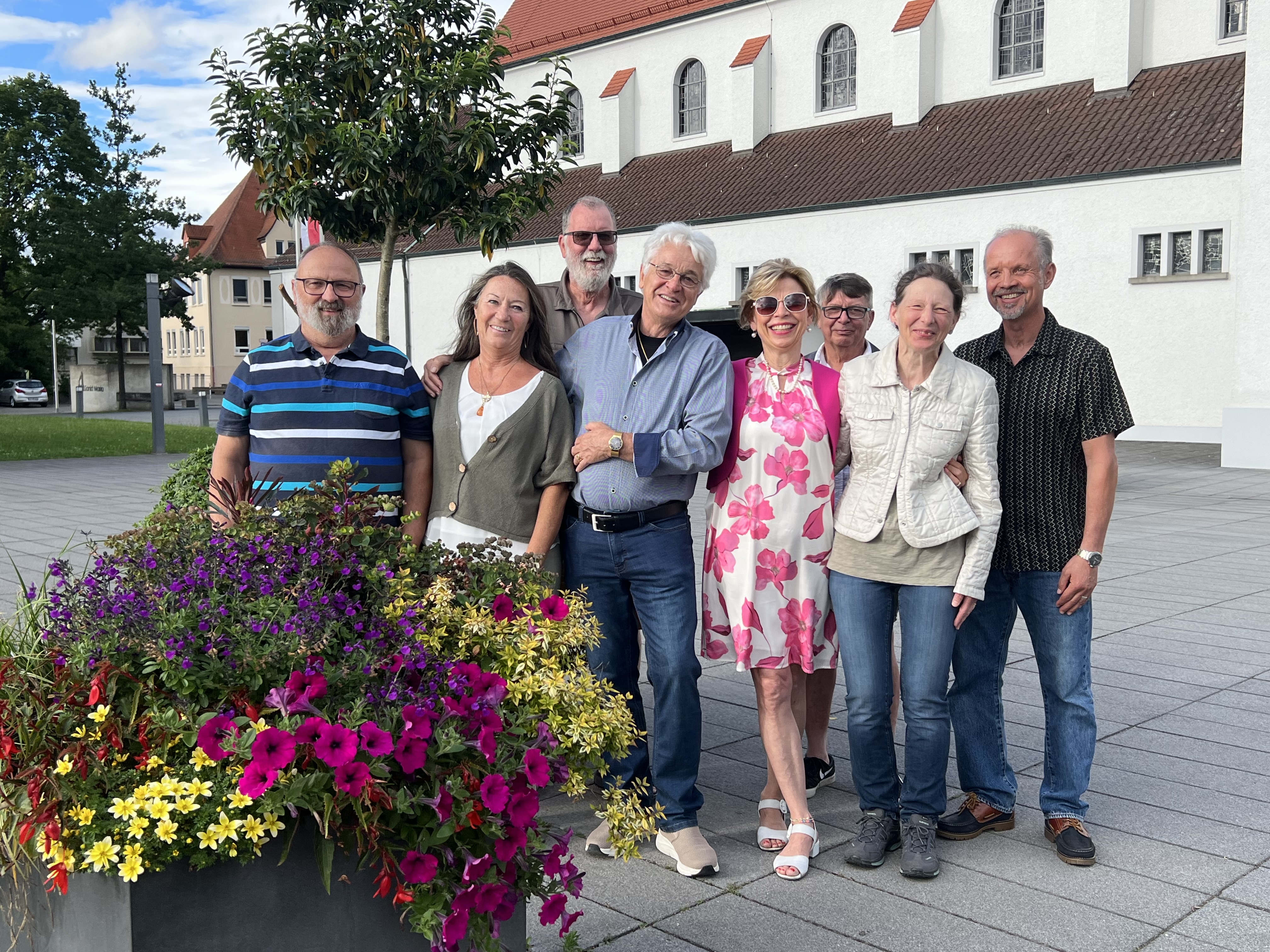 Das Vorstandsteam des Ortsverbands Meckenbeuren vor St. Maria.