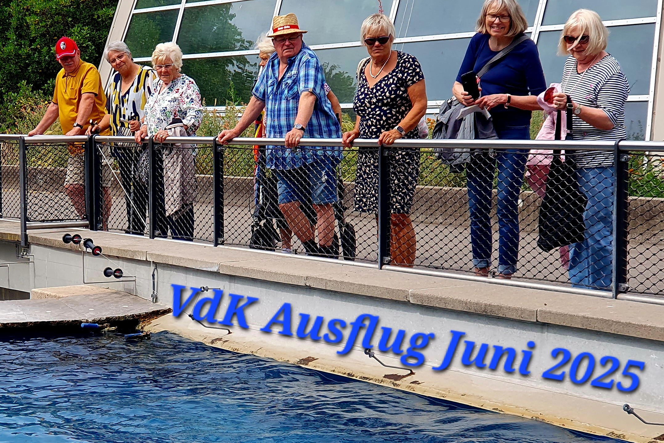 Mehrere Mitglieder stehen hinter einem Zaun vor dem Seelöwenbecken der Wilhelma Stuttgart.