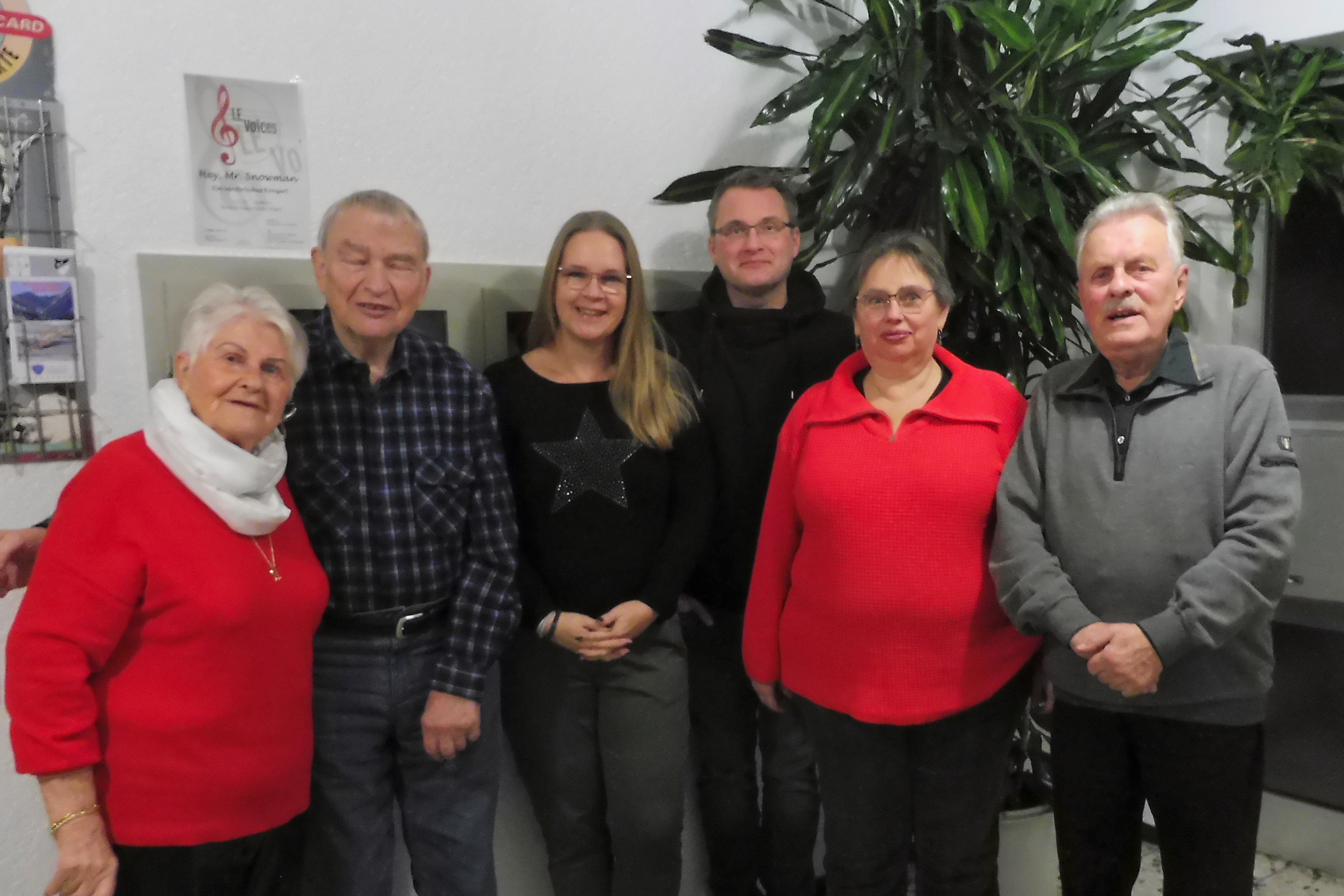 Gruppenbild von sechs Personen: zwei ältere Damen, zwei ältere Herren sowie eine junge Frau und ein junger Mann.