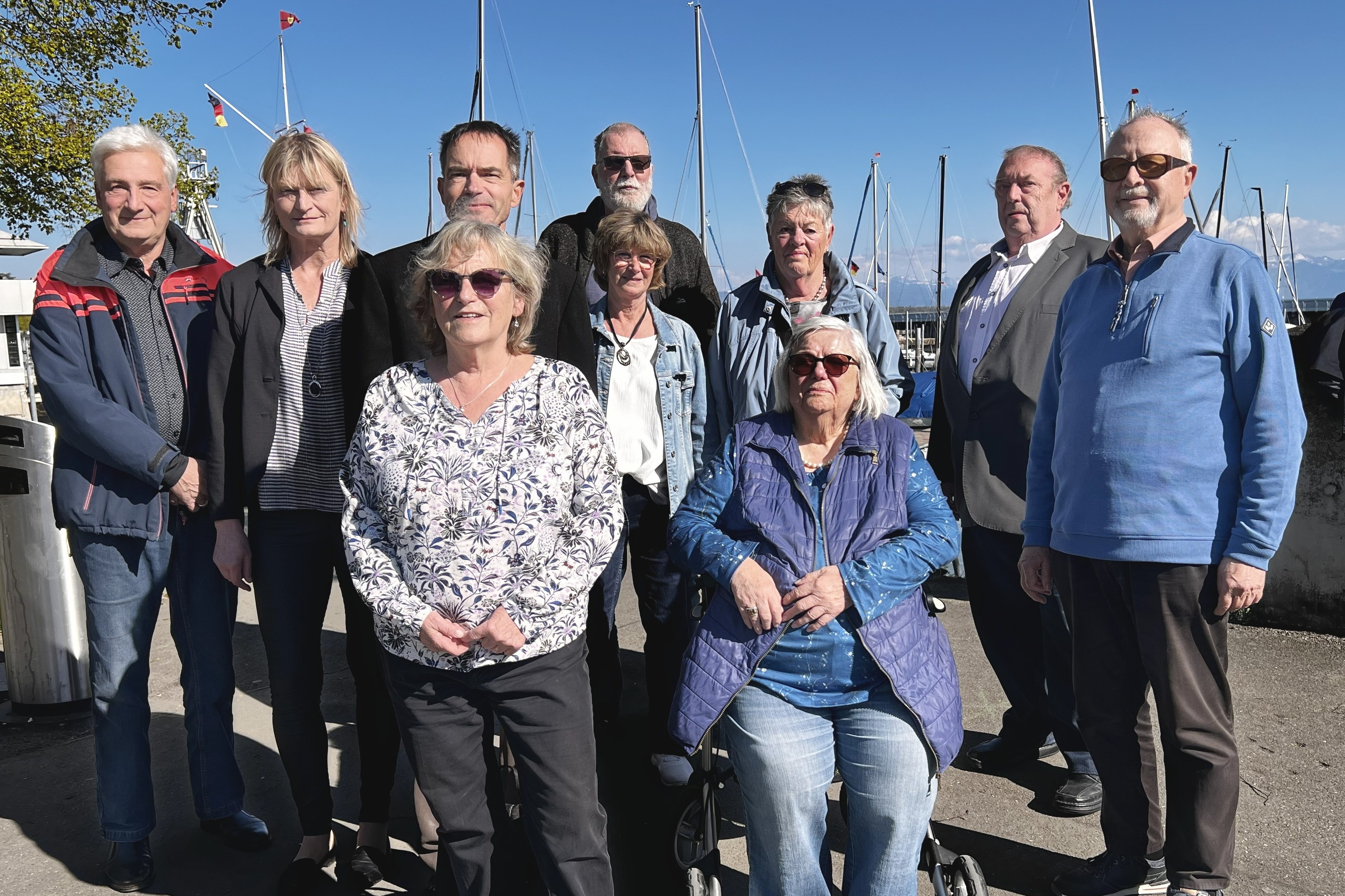 Gruppenbild des Kreisvorstands in den Uferanlagen in Friedrichshafen (hinten, von links): Wolfgang St&ouml;&szlig;er, Claudia Santus, Thomas Szabautzki, Gerd Ahrendt, Sabine Schulmayer, Karin Schuhmacher, Guido Z&uuml;rn, R&uuml;diger Heinz; vorne, von links: Verena Fix-Sorg und Karin Sobiech-Wischnowski.