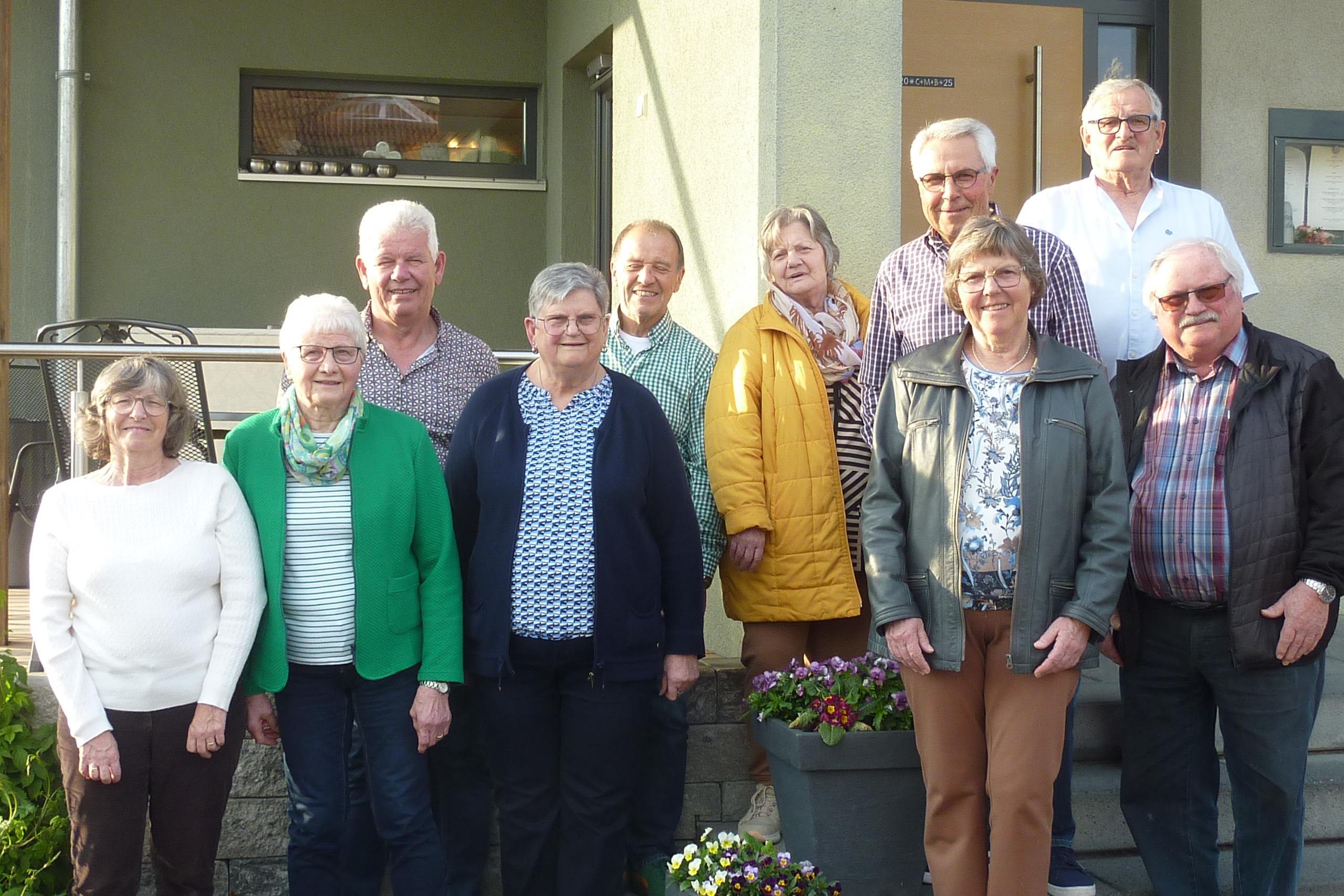 Hintere Reihe von links: 2.Vors. Klaus Merkel, Richard Diehm, Theresia Grein, 1.Vors. Reinhold Adelmann, Manfred Frei, Vordere Reihe von links: Petra Kunkel, Gisela Nichelmann, Annerose Heitmann, Elsbeth Peffgen, Ewald Deiring