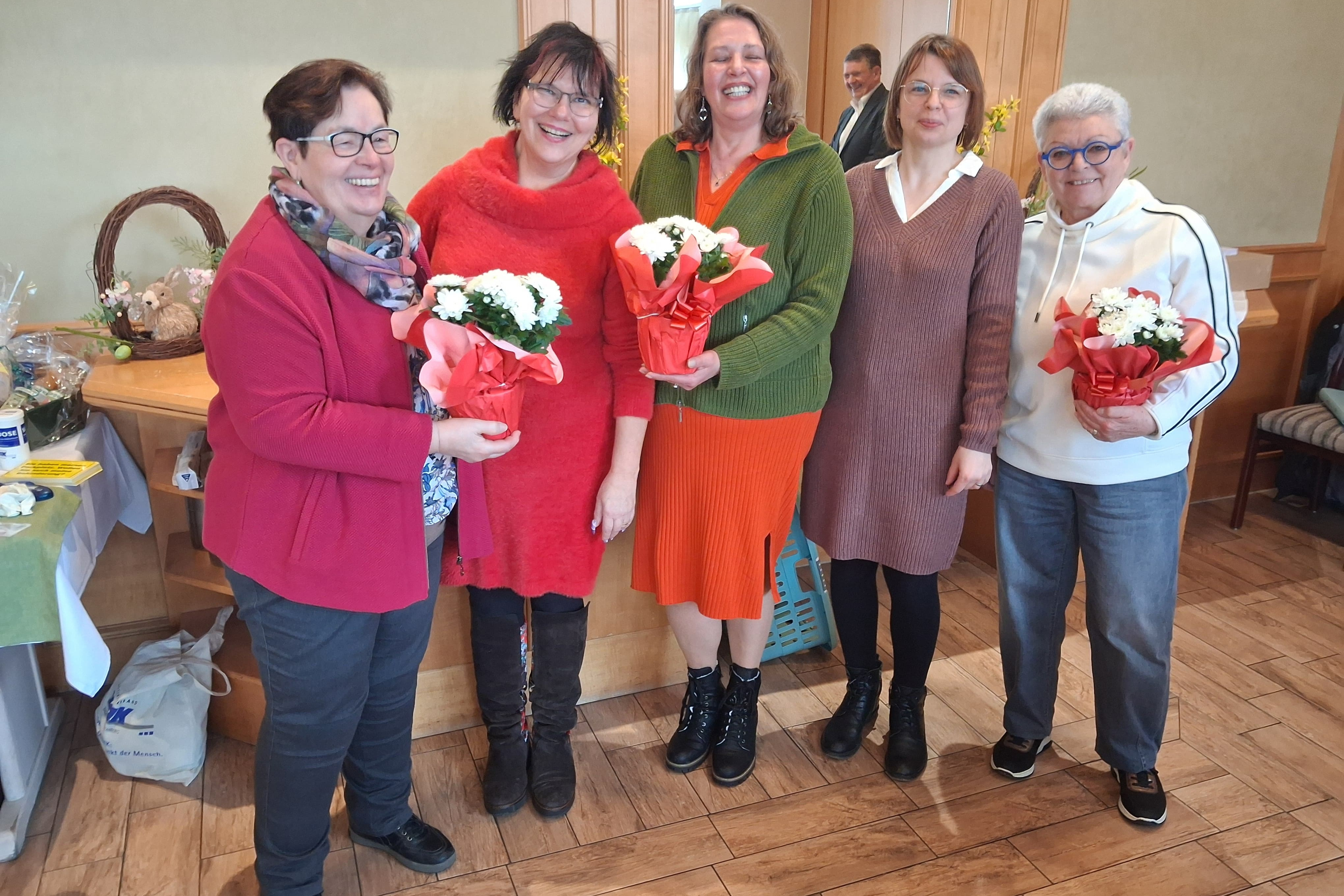 Von links nach rechts Revisorin Ruth Nusser, Vorsitzende Kornelia St&ouml;hr, Kassiererin Sissy Seidenspinner, Schriftf&uuml;hrerin Bianca Mayer und Revisorin Marion Gollmitz