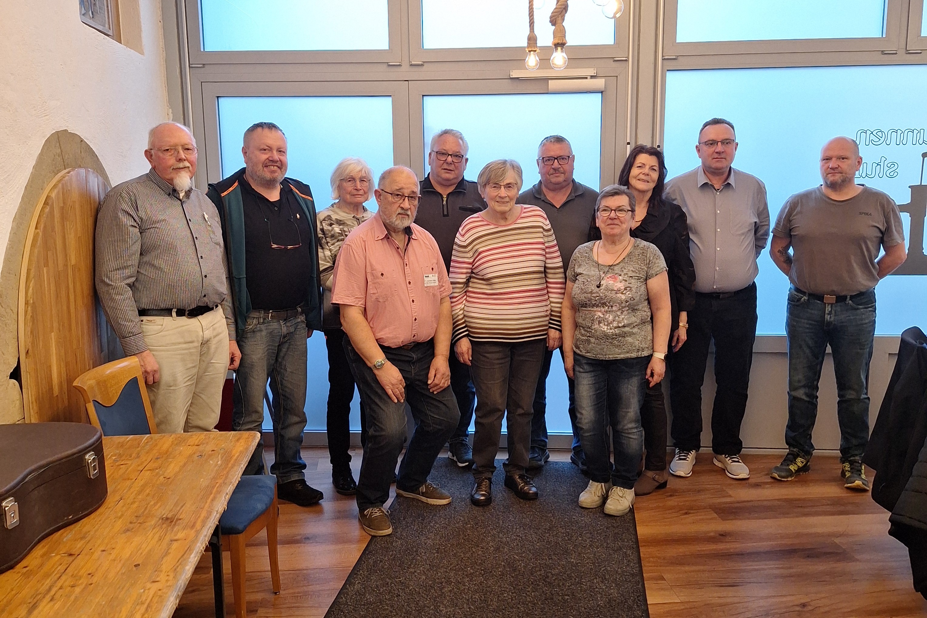 M&auml;nner und Frauen im Gruppenbild