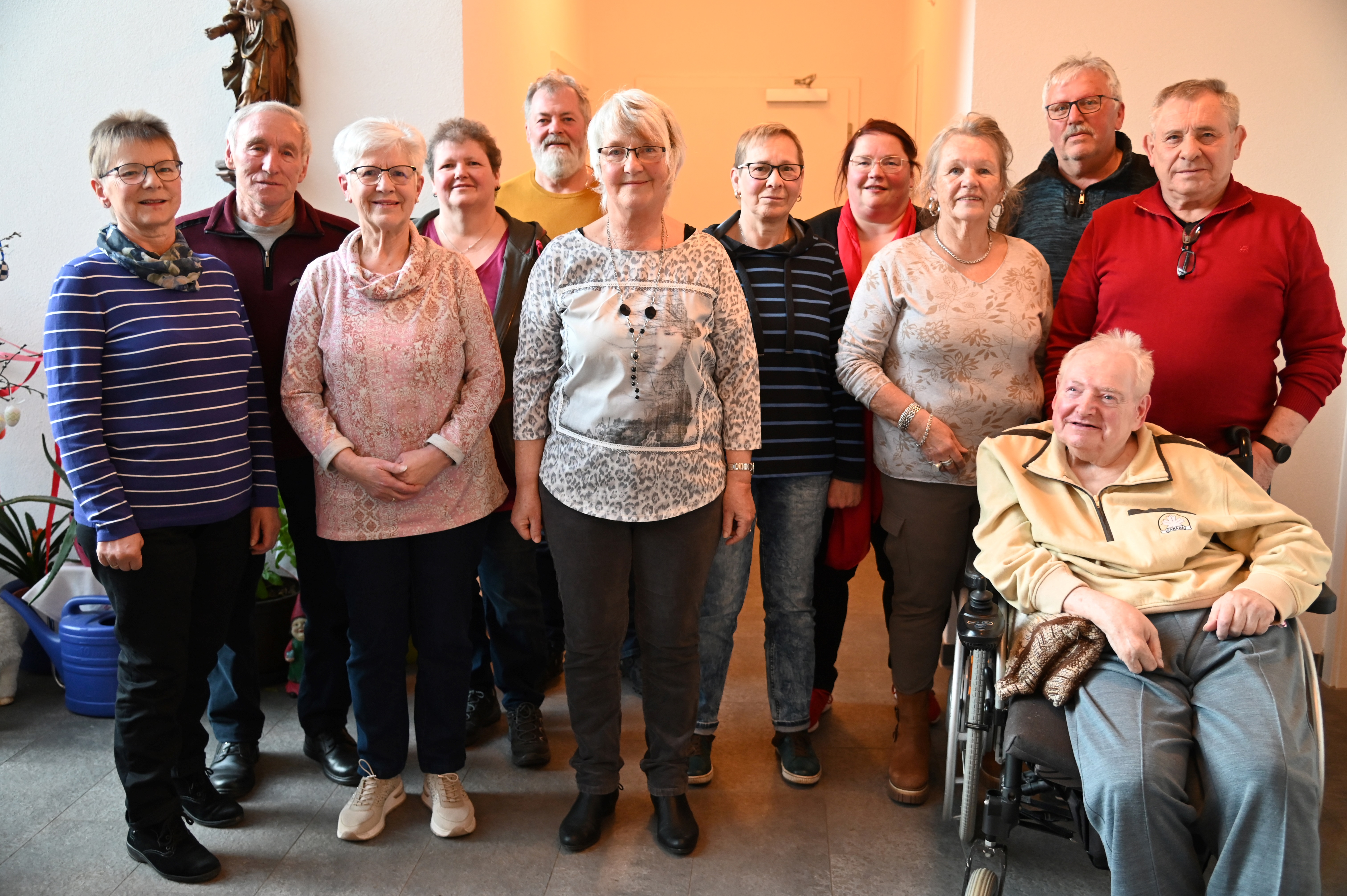 Vorstandschaft Ortsverband Tennenbronn von links: Rosmarie Klausmann (Beisitzerin), Bernhard Klausmann (Revisor), Sieglinde Hoppe (Behindertenbeauftragte), Doris Haas (Frauenvertreterin), Josef Günter (Beisitzer), Helga Müller (Vorsitzende), Hedwig Pfaff (Beisitzerin), Daniela Waller (Schriftführerin), Heidi Zwick (stellvertretende Vorsitzende), Berthold Müller (Beisitzer), Erich Pfaff (Kassier), Karl Brenn (Revisor) im Rollstuhl