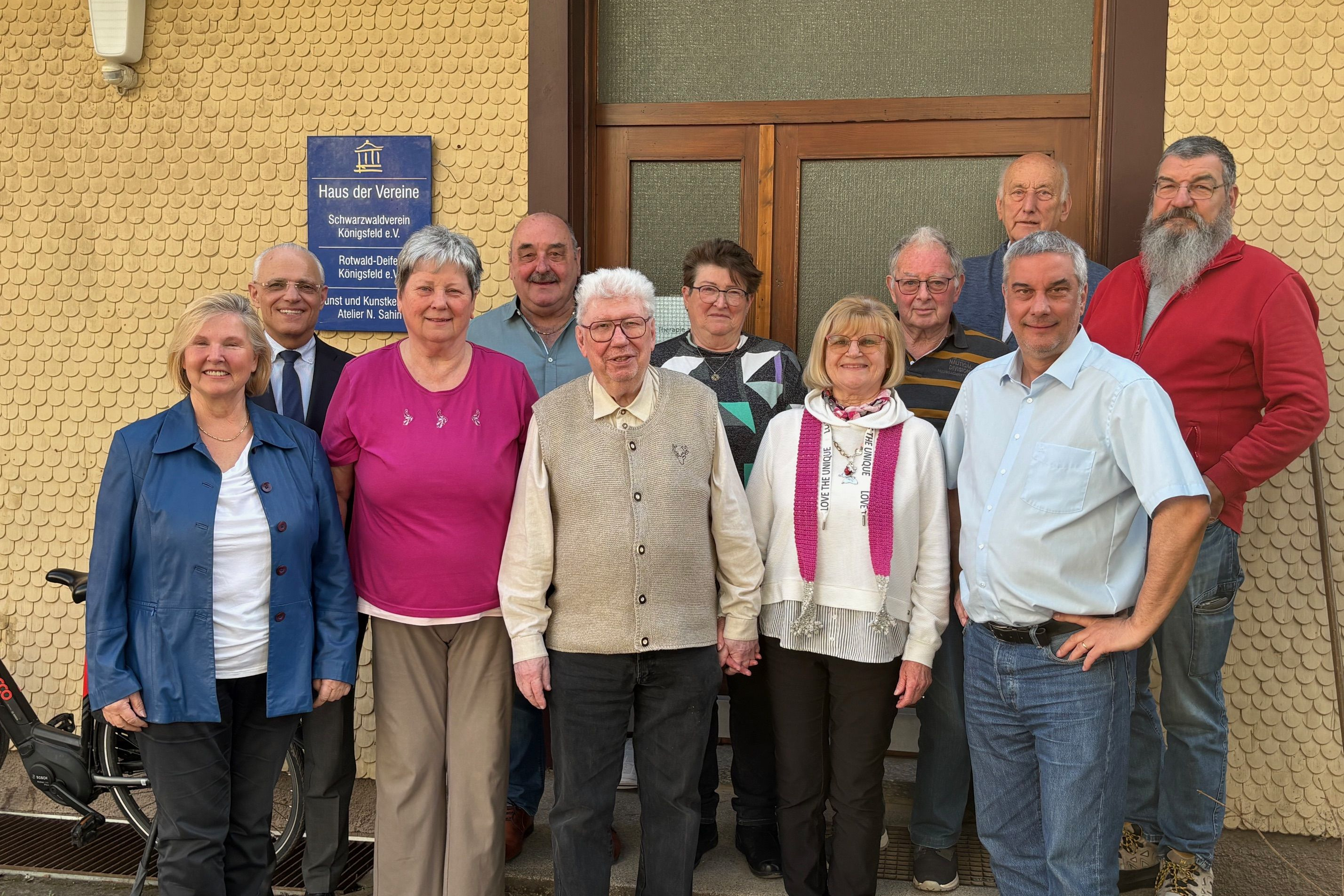 vlnr: Edeltraut Birbaum, Bgm. Fritz Link, Christel Fichter, Norbert Fichter, Andreas Schmidt, Erika Haas, Christel Schmidt, Alfons Hildebrand, Kurt Koger (hinten), Oliver B&ouml;hme (vorne) und Martin Starke