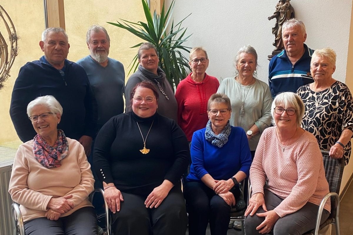 Vorstandschaft Ortsverband Tennenbronn vordere Reihe von links: Sieglinde Hoppe (Behindertenbeauftragte), Daniela Waller (Schriftf&uuml;hrerin), Rosmarie Klausmann (Kassiererin), Helga M&uuml;ller (Vorsitzende), hintere Reihe von links: Erich Pfaff (Revisor), Josef G&uuml;nter (Beisitzer), Doris Haas (Frauenvertreterin), Hedwig Pfaff (Beisitzerin), Heidi Zwick (stellvertretende Vorsitzende), Berthold M&uuml;ller (Beisitzer), Elfriede Waldvogel (Revisorin)