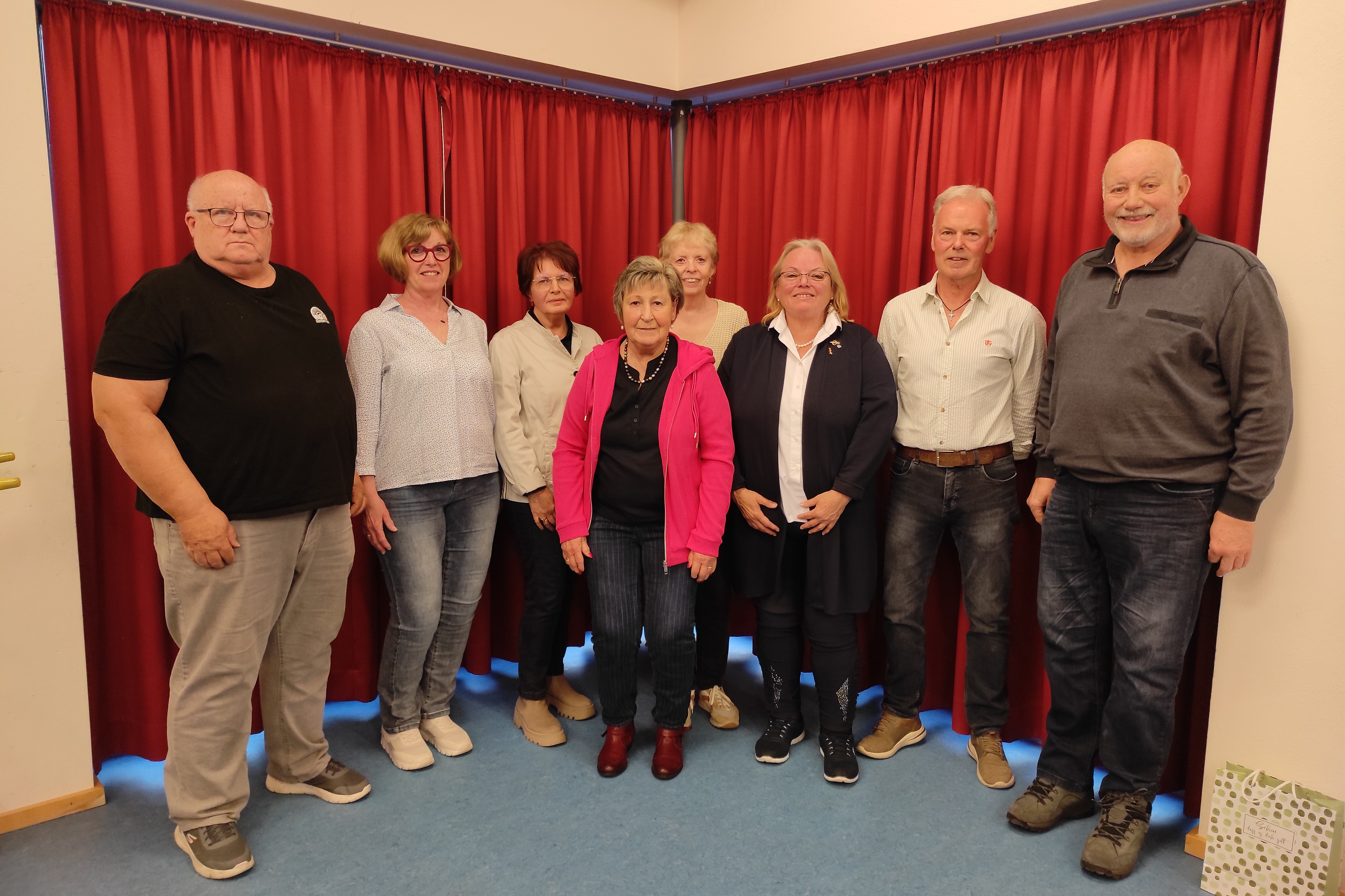 Der neugew&auml;hlte Vorstand des OV Mondfeld von links Beisitzer Roland Pelser, stv. Vorsitzende Monika Furth, Beisitzerin Birgit Graf, Frauenbeauftragte Elisabeth Wilhelm, Kassiererin Monika Krukenfelner, Margarete Schmitt KV TBB, Vorsitzender Klaus Trabold, Schriftf&uuml;hrer Hans Spachmann