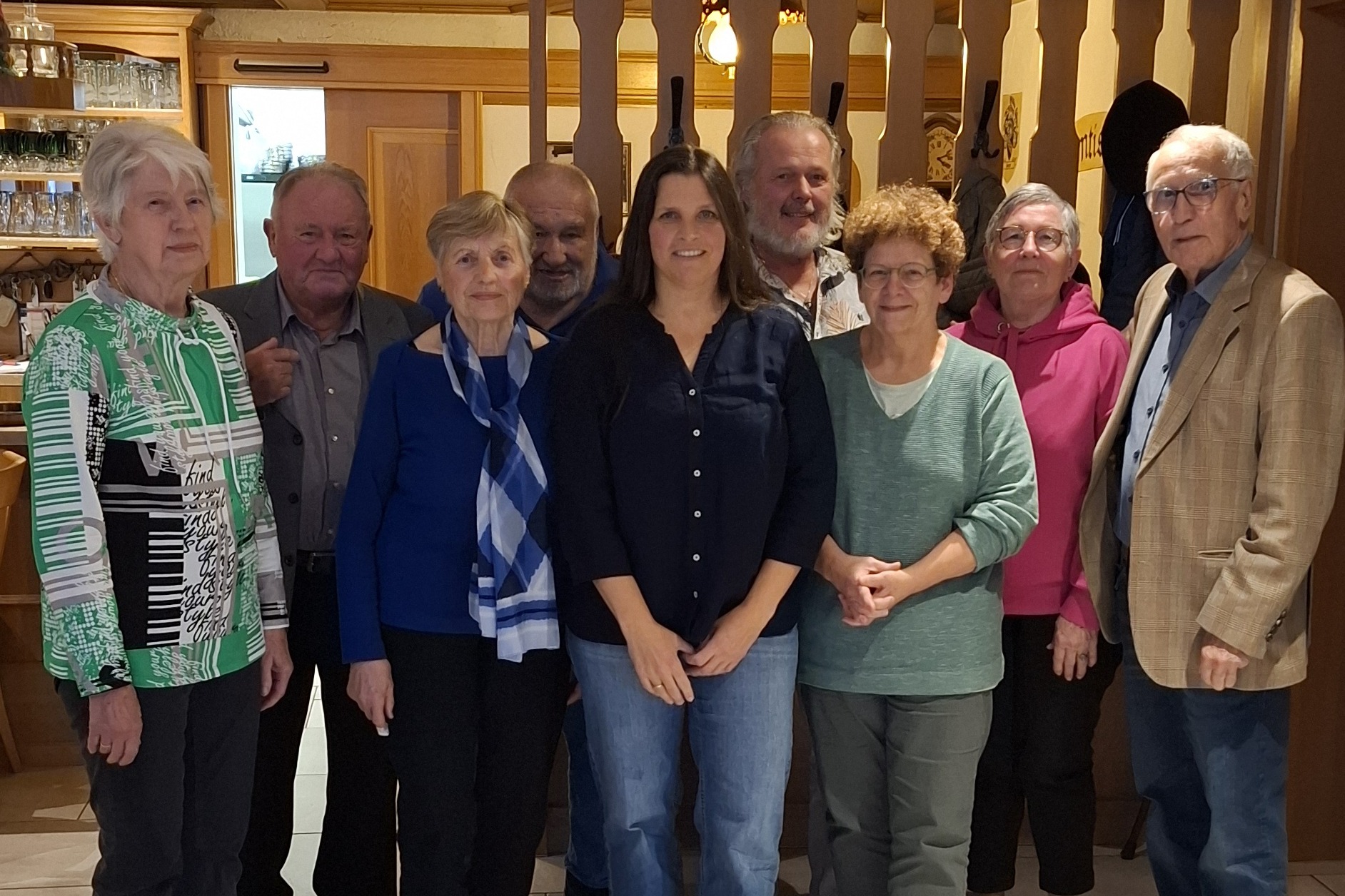Auf dem Bild ist die am 08.11.2025 neu gew&auml;hlte Vorstand des Ortsverbandes Winden im Elztal zu sehen. Von links stehen von links: Agnes Wernet, Beisitzerin; Helmut Gehr, Kassenpr&uuml;fer; Petra Gehr, Frauenvertreterin; Reinhard Volk, Kassenpr&uuml;fer; Nadine Sch&ouml;pflin, 1. Vorsitzende; Hansj&ouml;rg Schillinger, Beisitzer; Gudrun Dreher, 2. Vorsitzende; Gisela Weis, Beisitzerin; Konrad Allgaier, Kassierer und Schriftf&uuml;hrer im Caf&eacute; Elzblick.