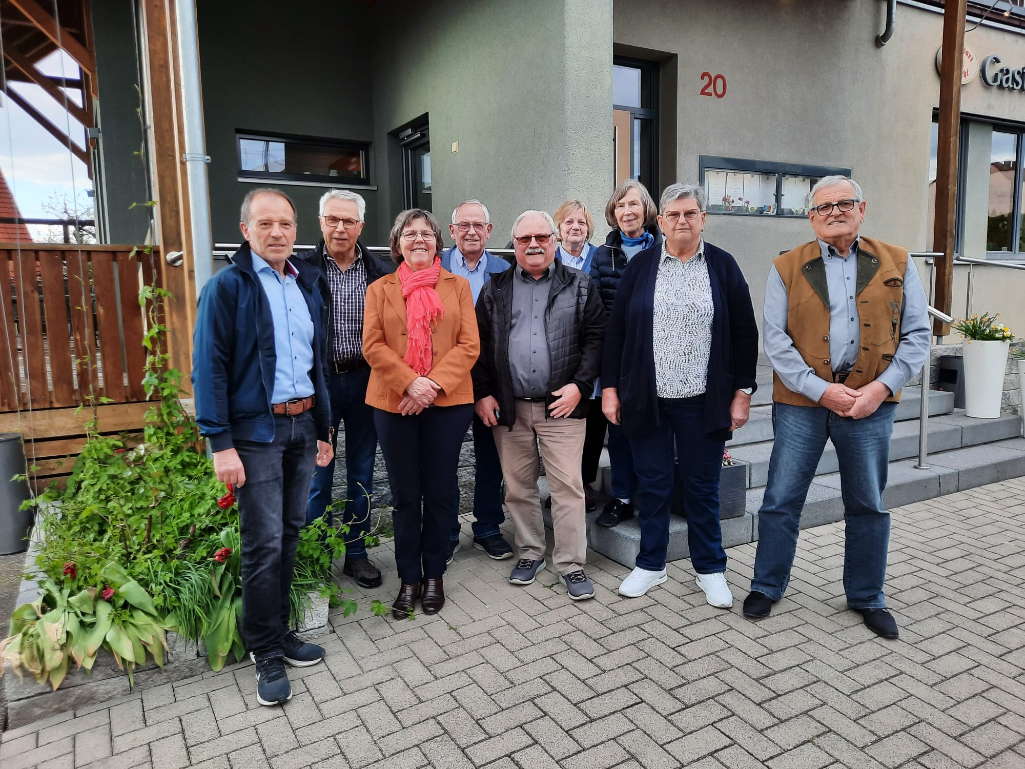 Das Foto zeigt die Vorstandschaft vom VdK OV Nassig bestehend aus 9 Personen. Im einzelnen sind dies : 1. Vorsitzender Reinhold Adelmann, 2. Vorsitzender Roland Kempf, Elsbeth Peffgen, Theresia Grein, Rosemarie Busemann, Richard Diehm, Ewald Deiring, Annerose Heitmann, Manfred Frei,