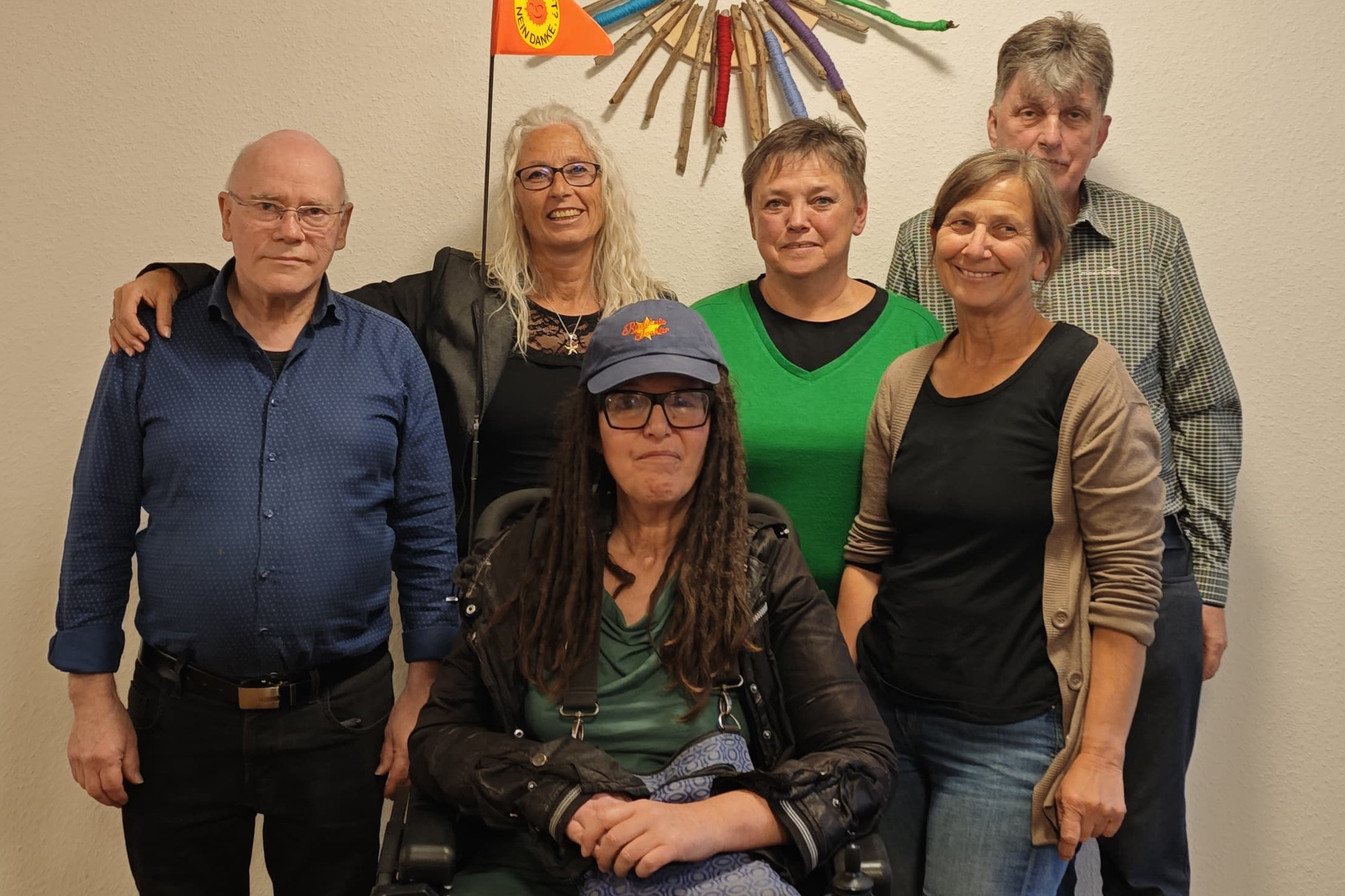 Gruppenfoto der neuen Vorstandschaft am 13.5.2026: Kassierer Kosmas Kammermeier, die neue Ortsvorsitzende Angela Gutmann, Schriftf&uuml;hrerin Karin Maier im Rollstuhl sitzend, neue Frauenbeauftragte Roswitha Philipp, neue Beisitzerin Erika Melch, Vize-Vorsitzender R&uuml;diger Hasberg, von links