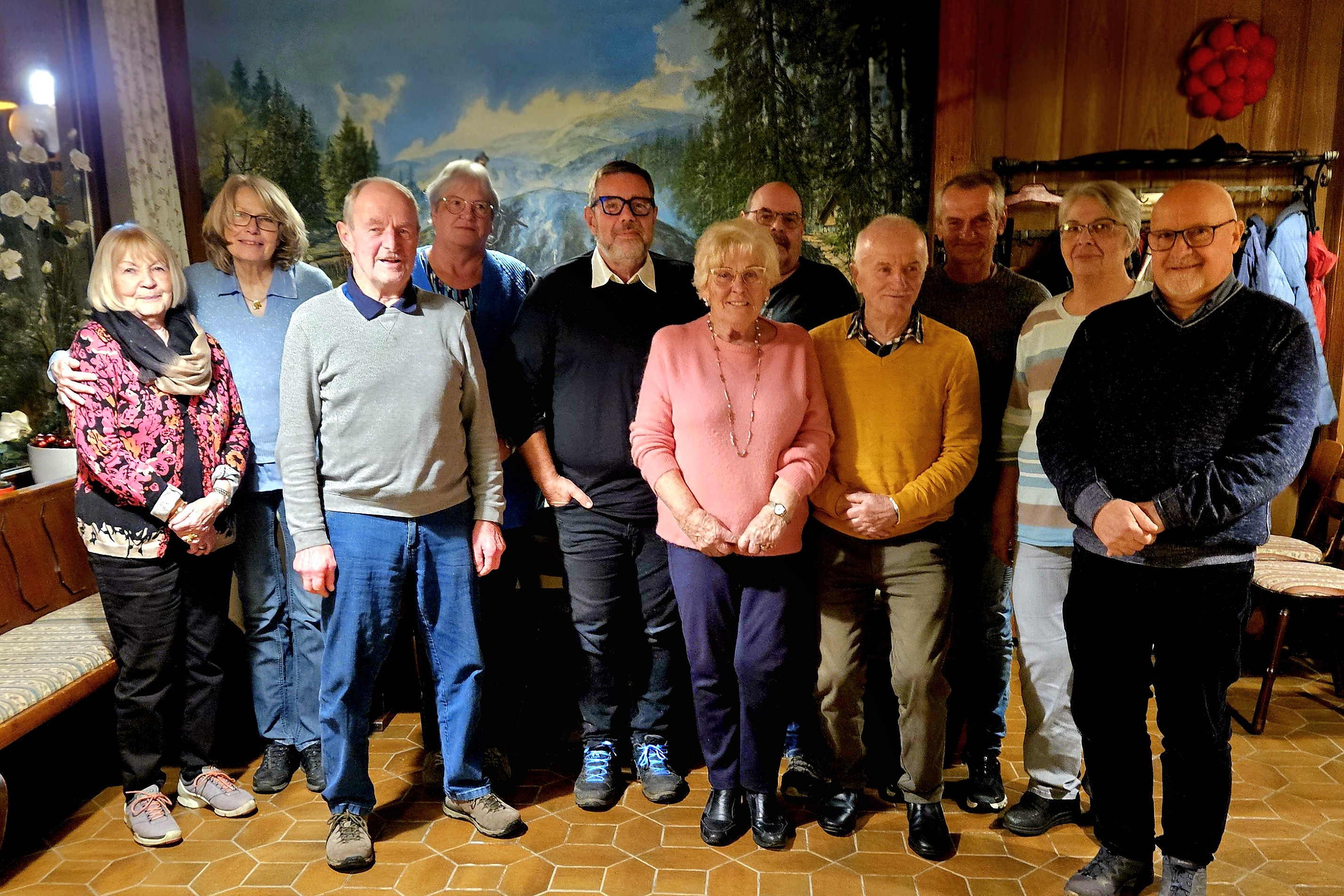 Alle Vorst&auml;nde stehend im Restaurant vor einem Landschafts-Wandgem&auml;lde.