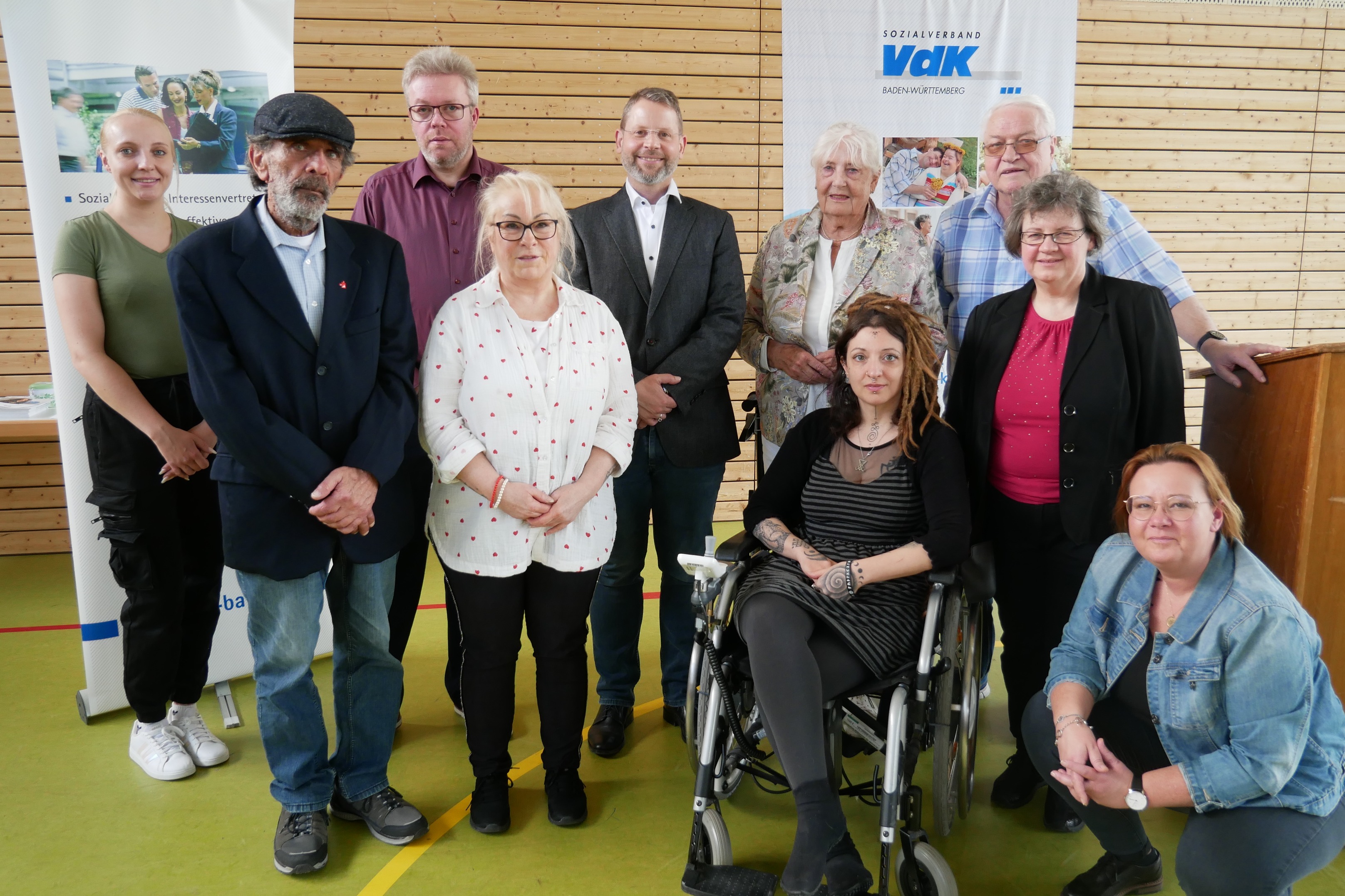Für Euch da! Für Euch vor Ort! Euer Vorstand (v. li. n. re.: Tanja Jehle, Sawas Wassiliadis, Ralf Kunze, Nadja Reichelt, Dr. Ralph Scheuermann, Monika Schlote, Patrizia Pauciello, Wolfgang Spiegel, Dr. Sabine Predak und Isabella Kolb (Winfried Riegelsberger ist nicht auf dem Foto)