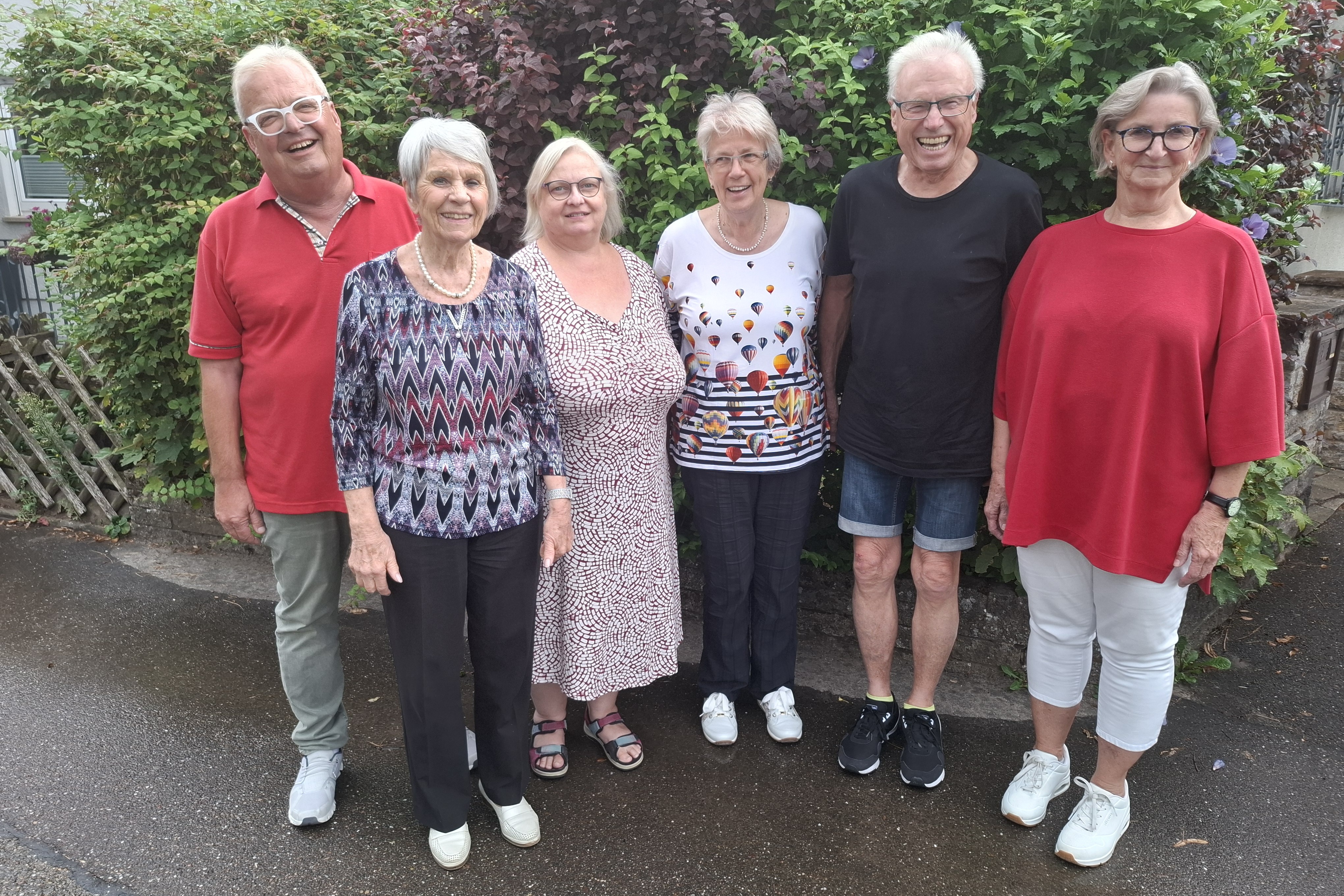 Das Foto zeigt den geschäftsführenden Vorstand des Ortsverbandes Beutelsbach mit dem Revisor Siegfried Schnurr. Die Gruppe steht vor einem Strauch und lacht. Abgebildet sind von links nach rechts: Wolf-Dieter Eisele, Marlies Lange, Marion Rube, Christel Brodersen, Siegfried Schnurr, Marion Eisele