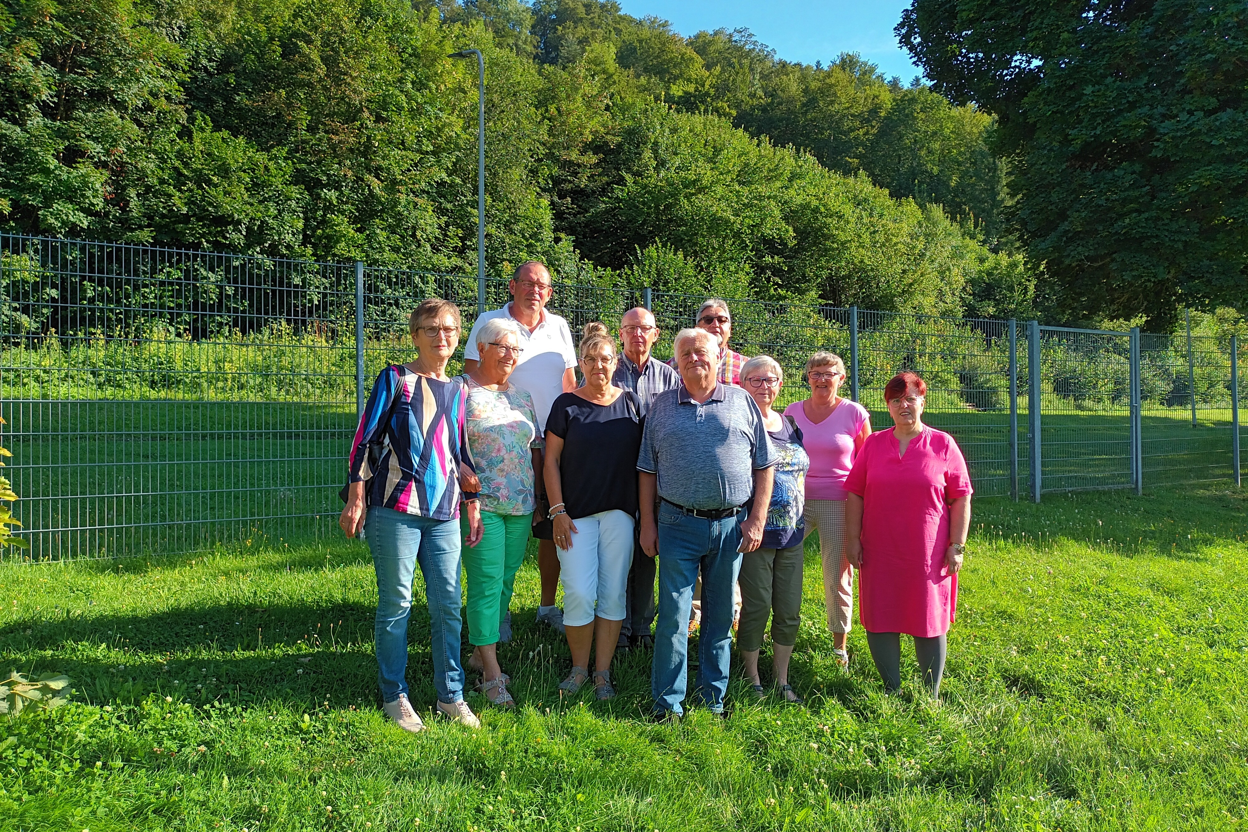 vl vorne, Beis. Edeltraud Graf, Barbara G&uuml;hring, 2. Vors. Ingeborg Kimmich, Kassier G&uuml;nther Grieger, Beis. Brunhilde J&uuml;ngling, Irmgard Teufel, Schriftf&uuml;hrer/Frauenbeauftragte Beate Weik, vl hinten Revisor Gebhard Kocheise, J&uuml;rgen Hirrlinger, 1. Vors. Erich Weik