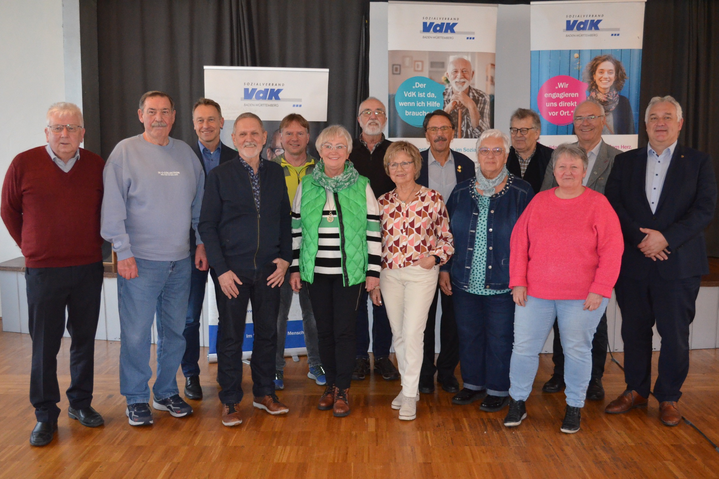 Vorstandschaft des VdK Ortsverbandes Stra&szlig;berg mit Bezirksverbandsvorsitzender J&uuml;rgen Neumeister (rechts) und Kreisverbandsvorsitzender Thomas Sch&auml;rer (zweiter von rechts) sowie B&uuml;rgermeister Markus Zeiser (dritter von links) - JHV 14.03.2026. Nicht auf dem Bild Beisitzerin Michaela Moser
