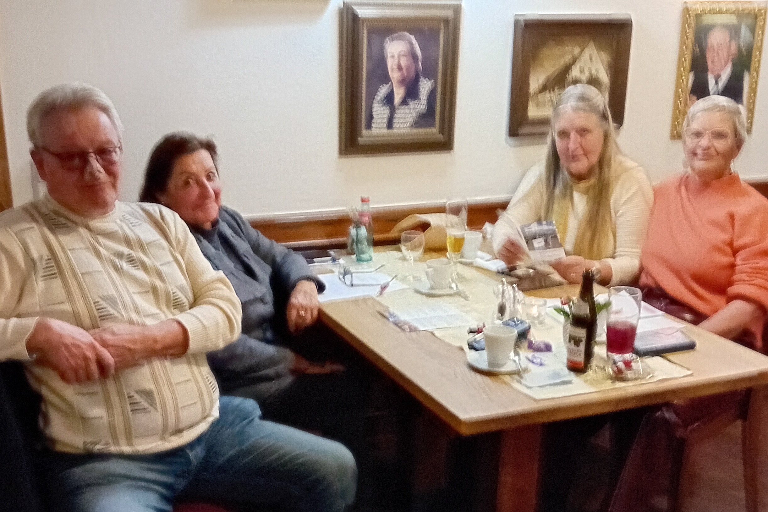 Die vier Mitglieder des gesch&auml;ftsf&uuml;hrenden Vorstands am Tisch in einer Gastst&auml;tte sitzend: Schatzmeister Andreas Miller, Ortsvorsitzende Brigitte Mauz, Frauenbeauftragte Helga Imhof und Schriftf&uuml;hrerin Gabi Morath