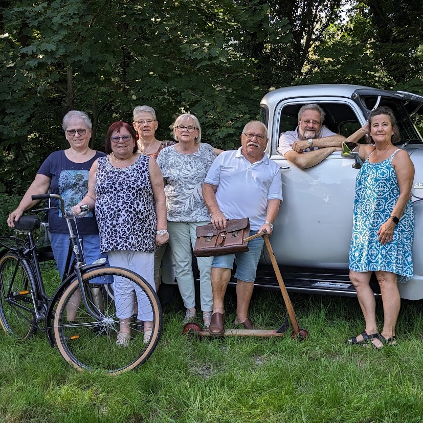 Oldtimer mit 2 Männern und 5 Frauen