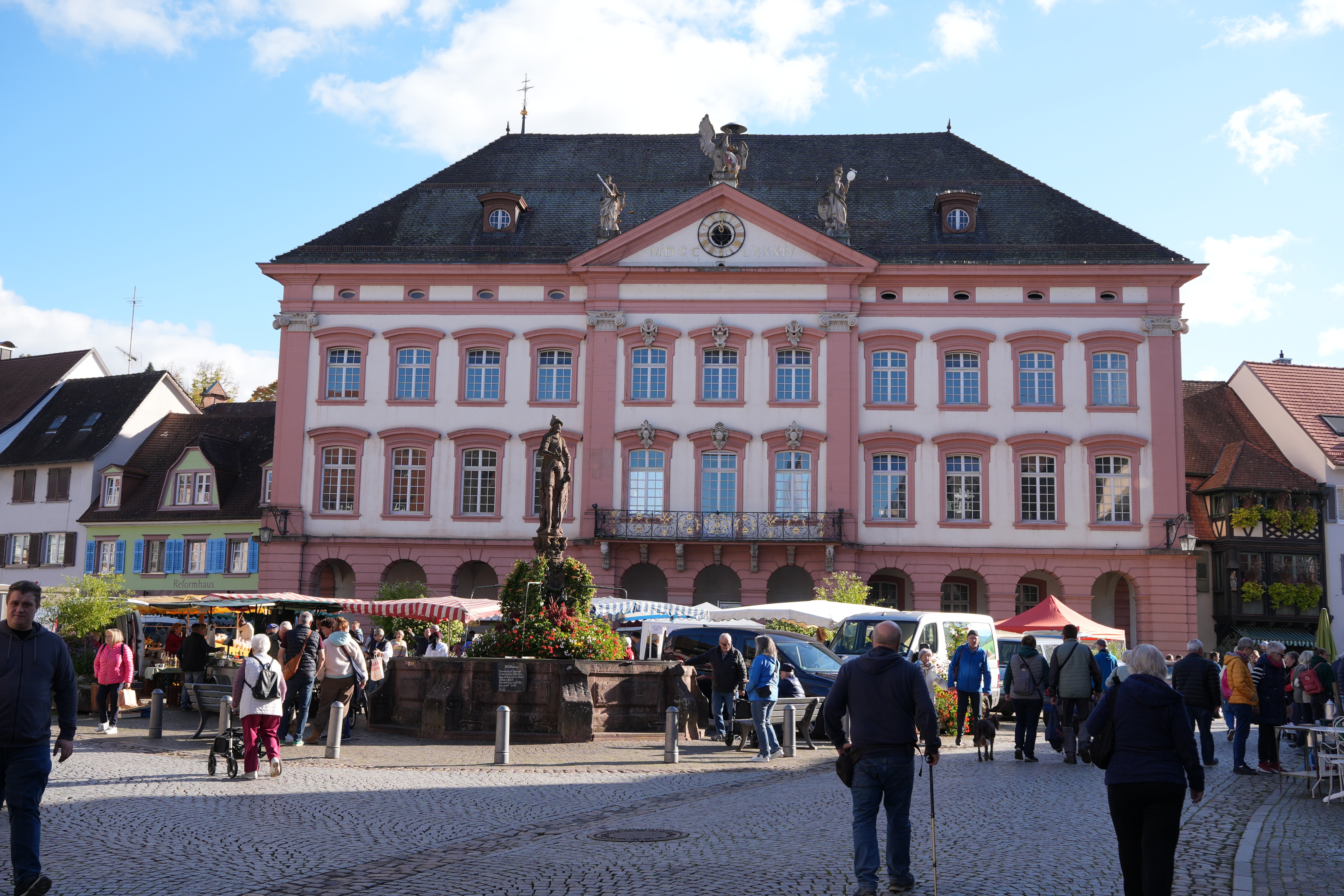 Bild vom Gengenbacher Rathaus mit Stadtbrunnen