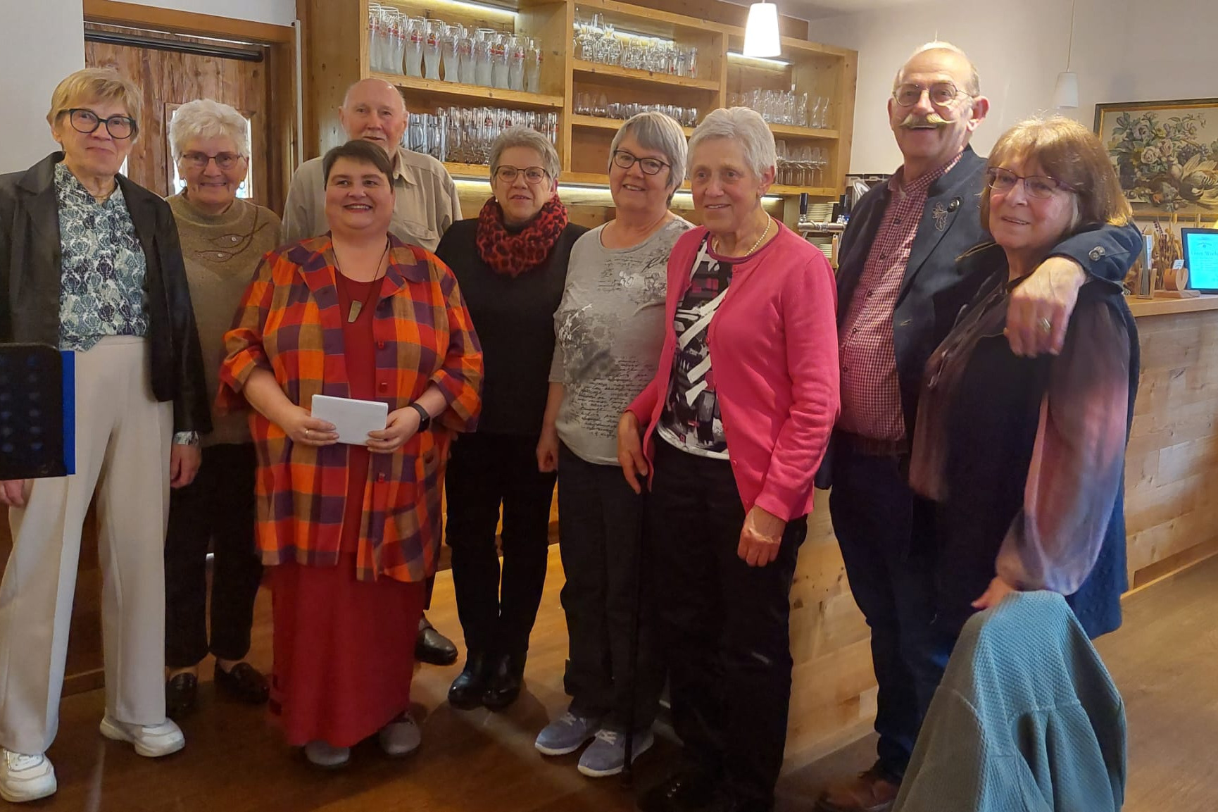 das verabschiedete Vorstandsteam Auf dem Bild sind, von links nach rechts, Helga Renner, Irmgard Klotz, Sabine Seier, Gerhard Maier, Sigrid Schmid, Veronika Knopf, Monika Fischer, Dr. Robert Fazzio, Elisabeth Fazzio zu sehen