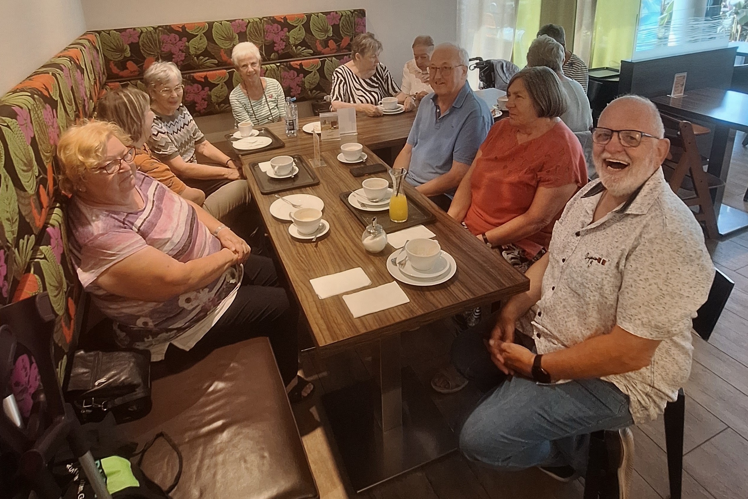 Es sitzen wieder viele Leute bei Kaffee und Kuchen an einem Tisch und unterhalten sich. Wir freuen uns, dass unser Treffen so gut angenommen wird.
