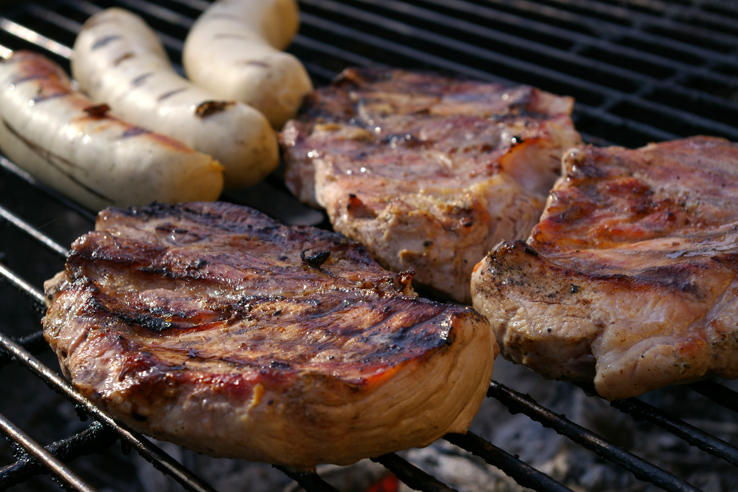 Kotlett und W&uuml;rstchen auf dem Grill